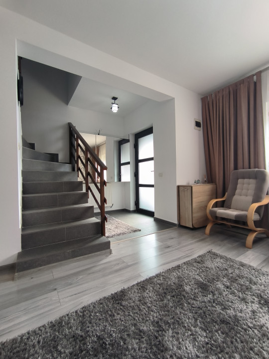 Casa duplex cu trei camere in Valea Adanca, langa Fundatia Omenia