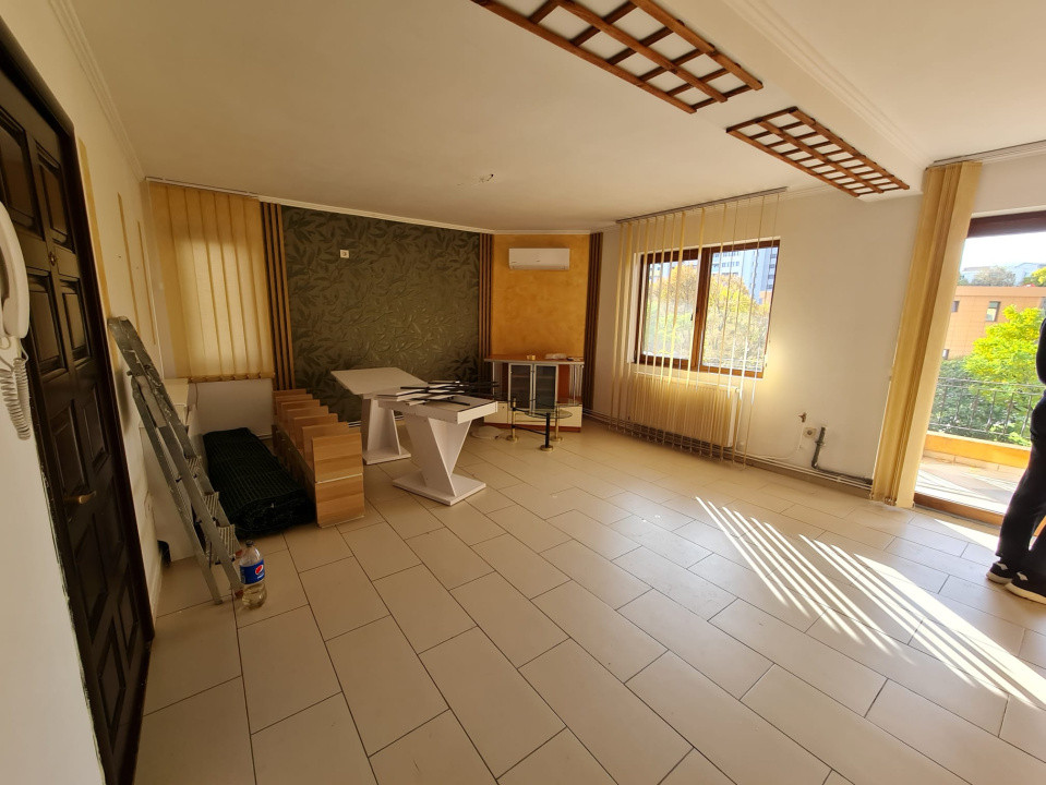 Etaj de vila, spatiu comercial sau de birouri, pentru cabinete, magazine etc 