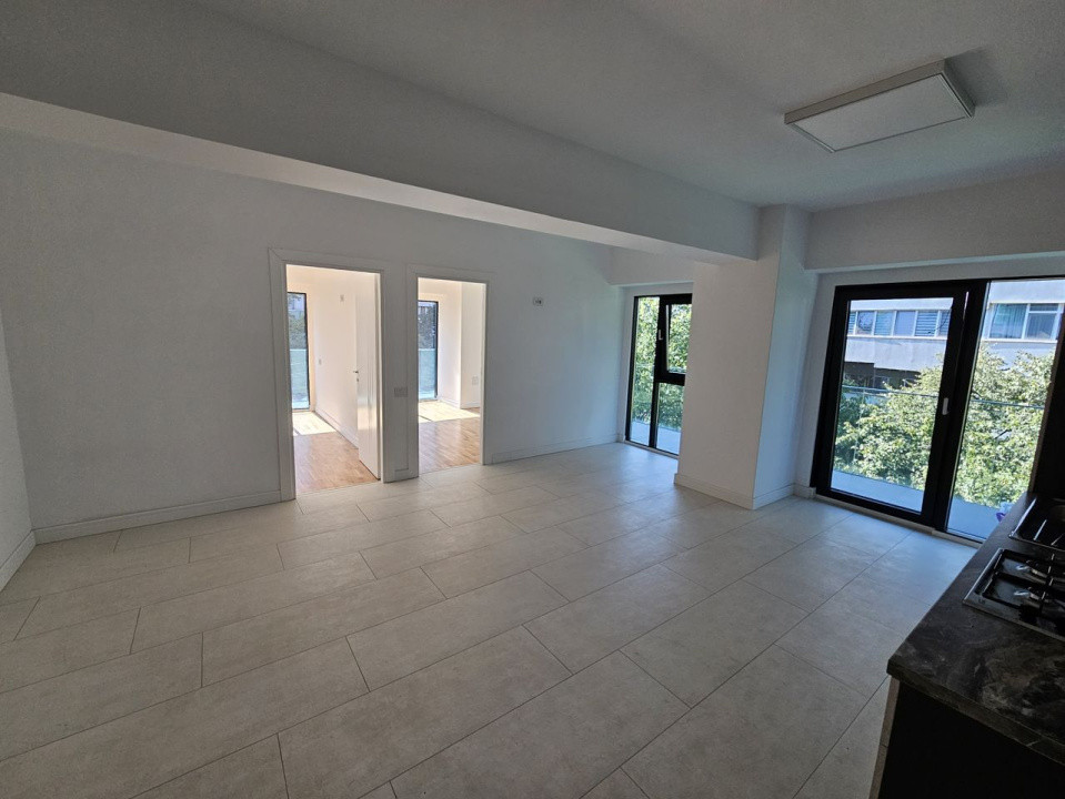 Apartament 3 camere nemobilat, pentru birouri, salon etc