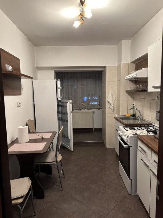 Apartament 2 camere Pod de Fier, decomandat, la strada!