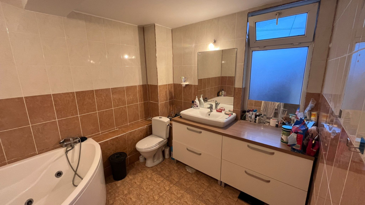 Apartament in bloc-vila, pe 2 nivele, demisol si parter, cu curte, in Bucium!