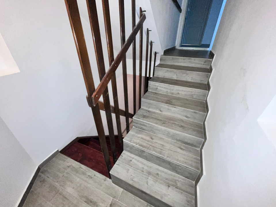 Apartament in bloc-vila, pe 2 nivele, demisol si parter, cu curte, in Bucium!