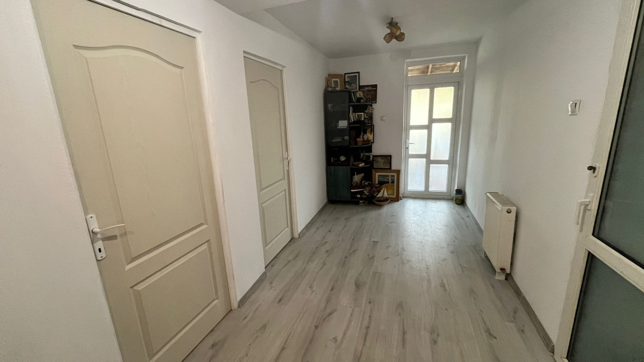 Apartament in bloc-vila, pe 2 nivele, demisol si parter, cu curte, in Bucium!