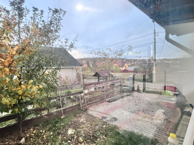 Apartament in bloc-vila, pe 2 nivele, demisol si parter, cu curte, in Bucium!