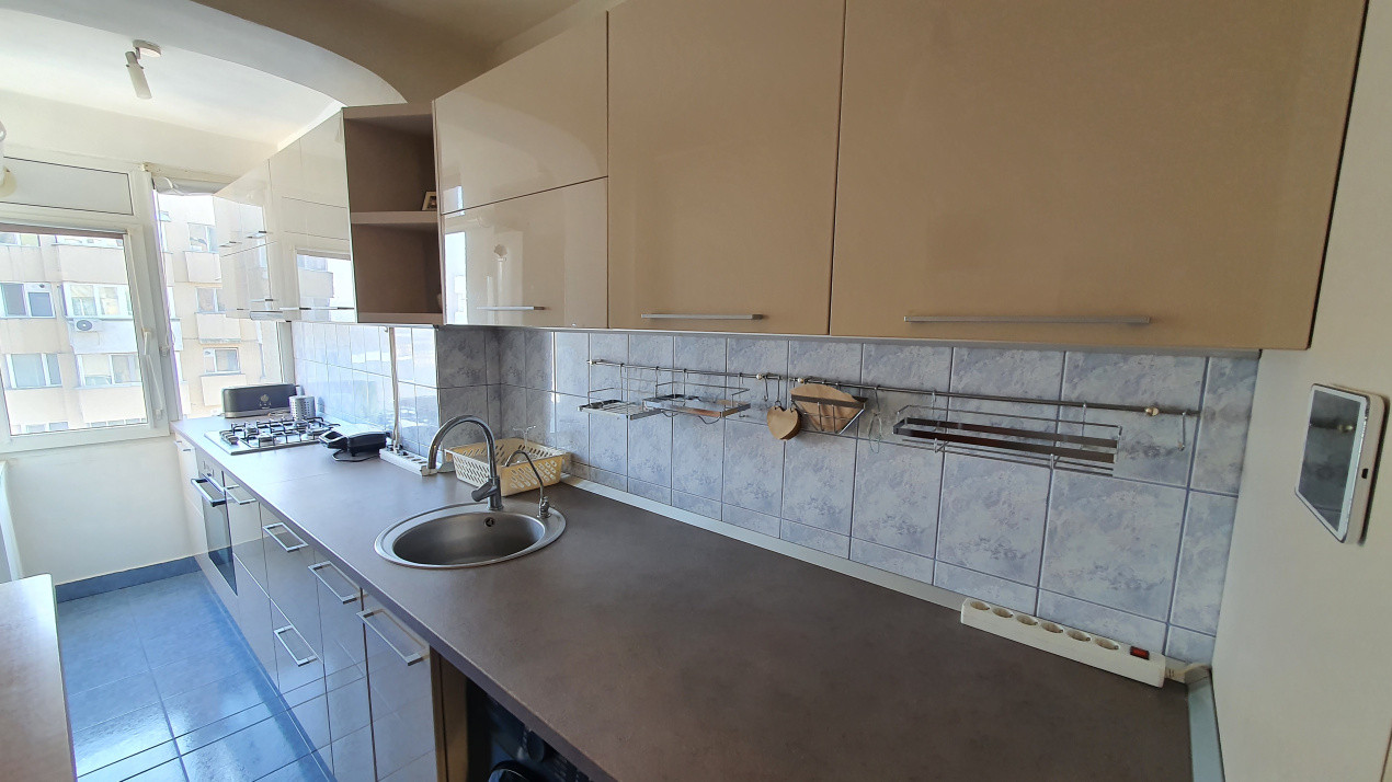 Inchiriez apartament 3 camere decomandat Podul Ros 