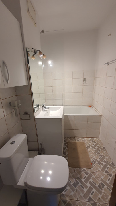 Inchiriez apartament 3 camere decomandat Podul Ros 