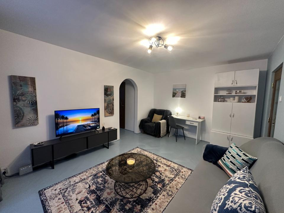 Apartament cu  2 camere semidecomandat in Podu Ros,etaj 1 !