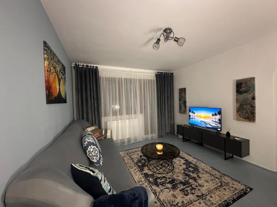 Apartament cu  2 camere semidecomandat in Podu Ros,etaj 1 !