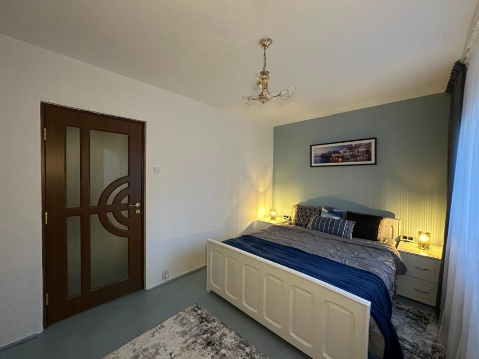 Apartament cu  2 camere semidecomandat in Podu Ros,etaj 1 !