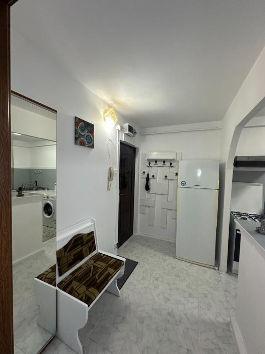 Apartament cu  2 camere semidecomandat in Podu Ros,etaj 1 !