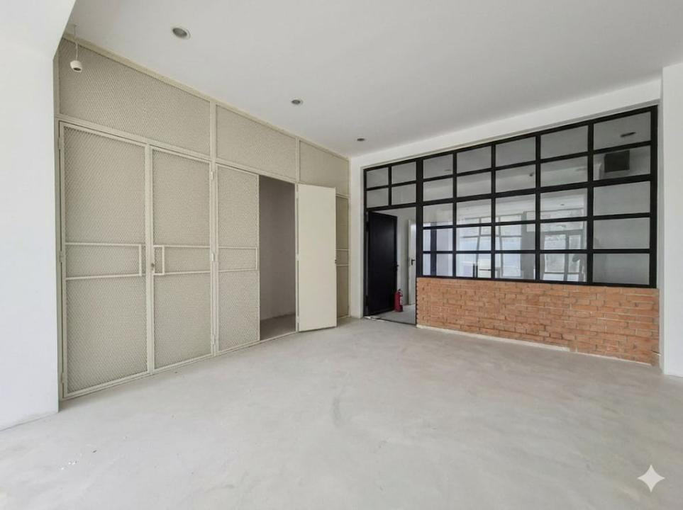 Spatiu ideal pentru salon/cabinet/after-school-vitrina mare-zona rezidentiala