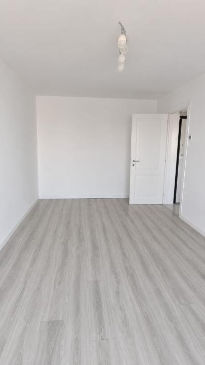Comision 0!  Apartament nemobilat, camera si bucatarie, la Poitiers Towers!