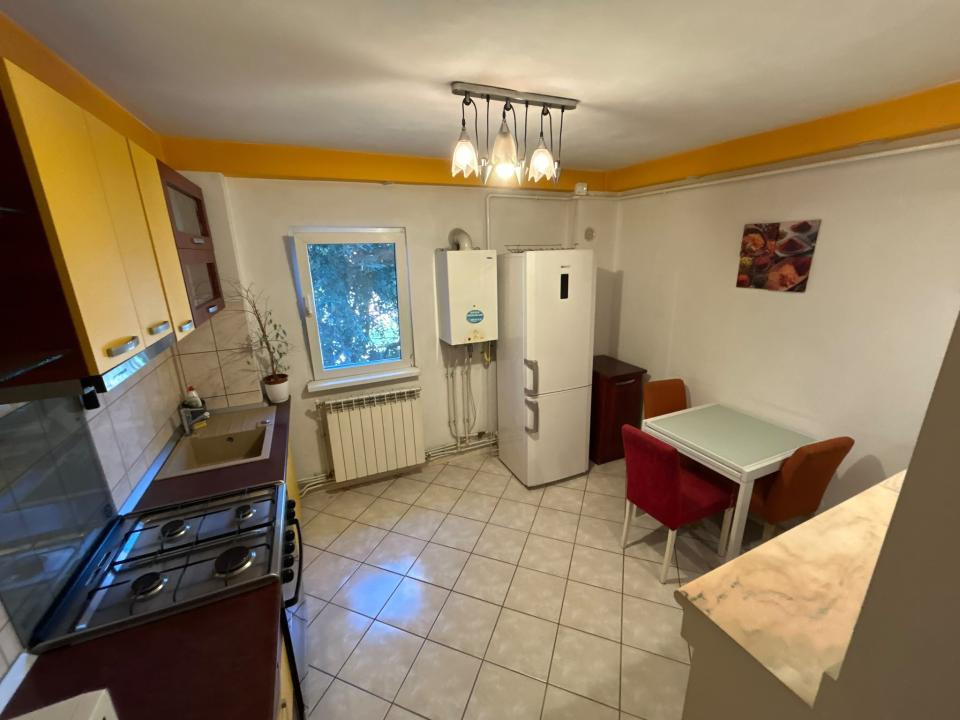 Apartament cu 2 camere decomandat in CUG, pe aleea T. Neculai!