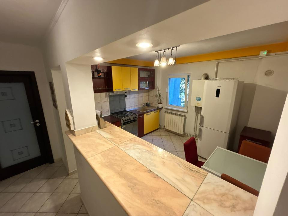 Apartament cu 2 camere decomandat in CUG, pe aleea T. Neculai!