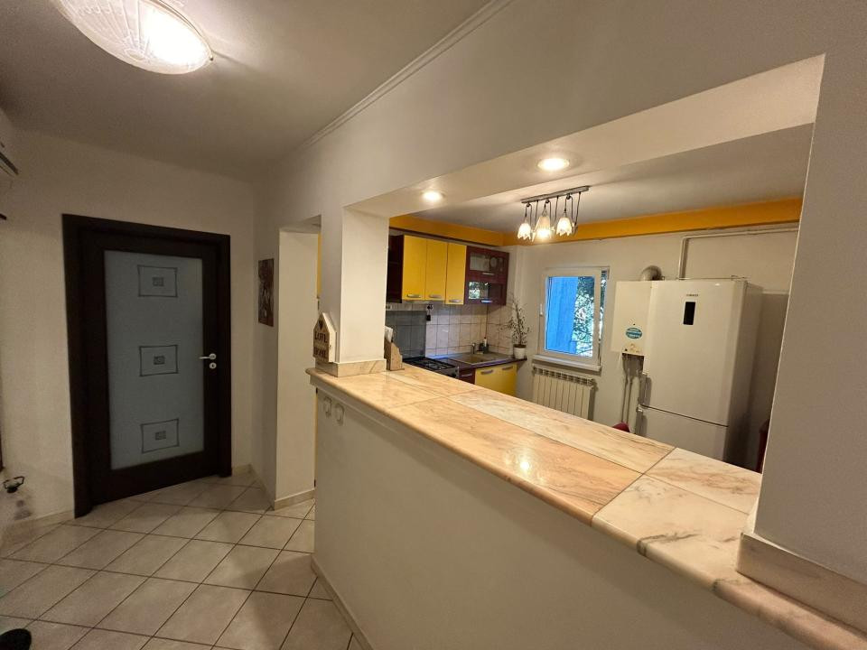 Apartament cu 2 camere decomandat in CUG, pe aleea T. Neculai!