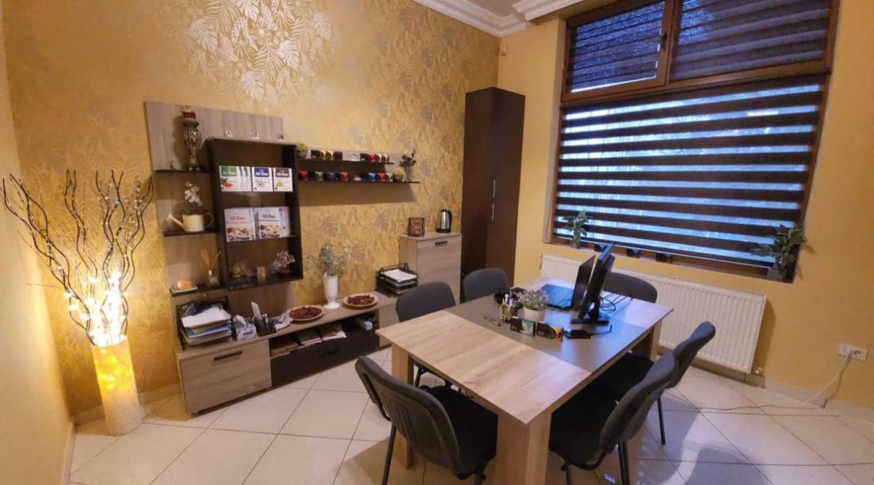 Spatiu comercial sau de birouri la parter de vila, la strada, compartimentabil!